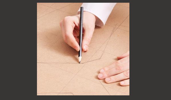 Tracez la forme de l'arbre sur le bois.