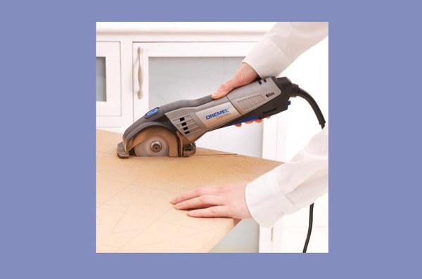 Découpez précisément avec la scie Dremel et un disque à tronçonner multi usage.