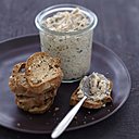 Spécial finger food, deep, apéro... une petite mousse de sardines aux herbes et Carré Frais à déguster sur du pain grillé.