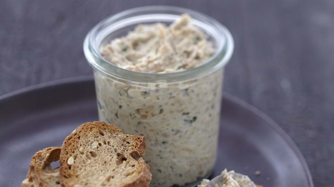 Spécial finger food, deep, apéro... une petite mousse de sardines aux herbes et Carré Frais à déguster sur du pain grillé.
