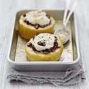 Un dessert gourmand Pommes rôties surmonté de Carré Frais et parsemé de fruits secs.