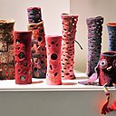 Ariane Mariane travaille la laine feutrée et le feutre nuno  avec passion, elle expose ses vases, un caméléon, un volatile et autre bestiau non déterminé.