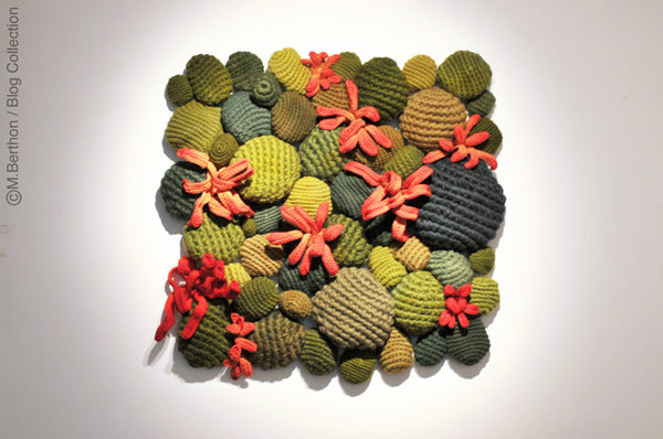 Anémones de mer, coraux et mousses complètent ce fond marin de Sophie Dalla Rosa qui transforme la laine à la main ou à la machine.