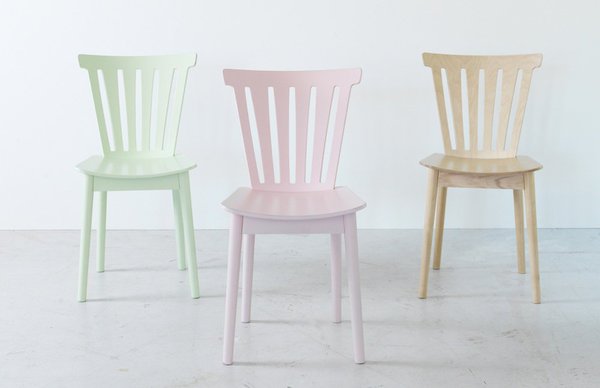 Les chaises en bouleau et hêtre massif sont la signature scandinave de la collection Brakig.