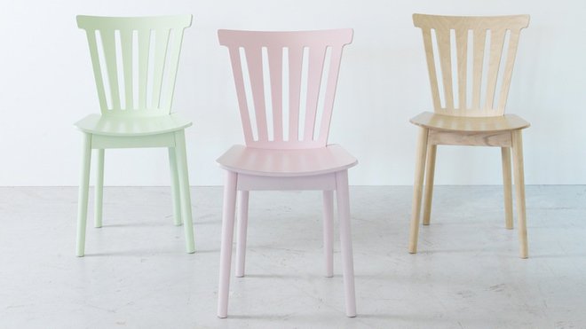 Les chaises en bouleau et hêtre massif sont la signature scandinave de la collection Brakig. Les chaises en bouleau et hêtre massif sont la signature scandinave de la collection Brakig.