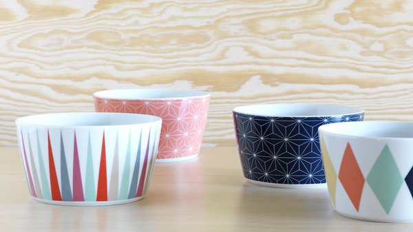 Les motifs transforment ces saladiers tout simples, qui sont des formes permanentes de l’enseigne Ikea.