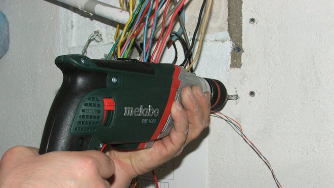 Etape 5 : Après avoir réalisé le repérage du nouveau coffret du tableau électrique, percer les quatre trous de fixation de l’ensemble du nouveau bloc.