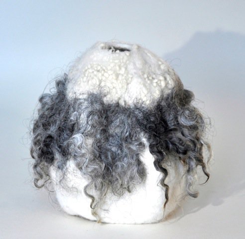 Vase en laine feutrée de la collection Néréides de Evelyne Alice Bridier