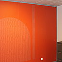 Quelques rouleaux de peinture sèche NiouLasco de couleur vive suffisent à égayer un bureau.