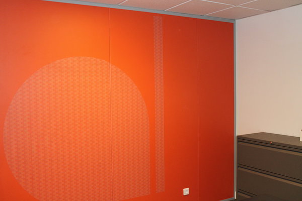 Quelques rouleaux de peinture sèche NiouLasco de couleur vive suffisent à égayer un bureau.