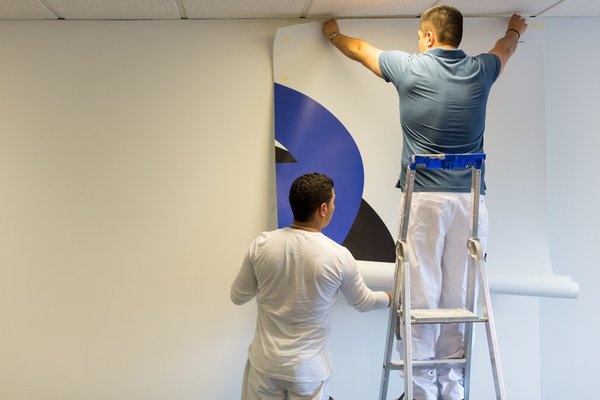 La pose des rouleaux de peinture NiouLasco est entièrement réalisée par Corso Magenta.