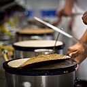 La pâte est tout d'abord étalée à l'aide d'un rozell, ustensile de bois sur le billig  pour réaliser de superbes crêpes et galettes.