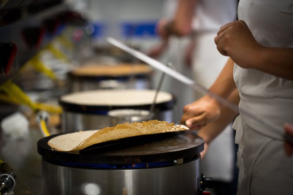 La pâte est tout d'abord étalée à l'aide d'un rozell, ustensile de bois sur le billig  pour réaliser de superbes crêpes et galettes.