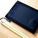 Etape 1 : Mesurez votre tablette (hauteur, largeur, épaisseur). Regardez où se trouve le port de branchement pour le chargement. Si le port se trouve sur la partie basse de la tablette, il faudra prévoir d'aménager un espace à cet endroit du support, afin qu'elle puisse être sur le support, tout en étant en charge. Les dimensions indiquées sont adaptées à une tablette de 24 cm x 17,5 cm x 0,8 cm (au niveau du socle) et câble de branchement en bas à gauche (sur 5 cm).