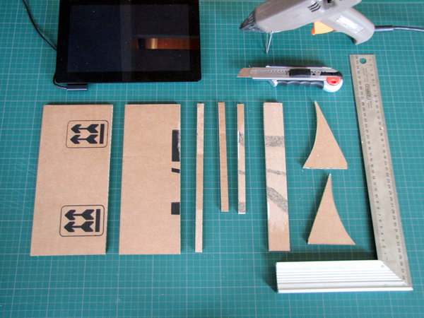 Etape 2 : Découpez au cutter 8 pièces de carton double-cannelure (sur la photo, de gauche à droite). Rapportez-vous à la liste ci-dessus pour les gabarits de découpes.