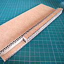 Etape 3 : Faites chauffer votre pistolet à colle chaude. Prenez le rectangle B. Elle constitue la base du socle. Collez à la colle chaude les 2 rectangles D, l'un sur l'autre, au ras du socle. Puis collez le rectangle C derrière ces 2 bandes.