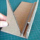 Etape 4 : A l'avant du socle, collez à la colle chaude le rectangle E. Puis collez les 2 triangles, de chaque côté.