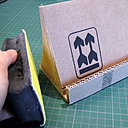 Etape 7 : Avec la cale à poncer équipée de papier abrasif à grain moyen, poncez votre construction au niveau des jonctions. Vérifiez en passant la main qu'il n'y a pas de dépassement disgracieux.