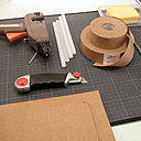 Fournitures nécessaires pour fabriquer un support de tablette numérique en carton.