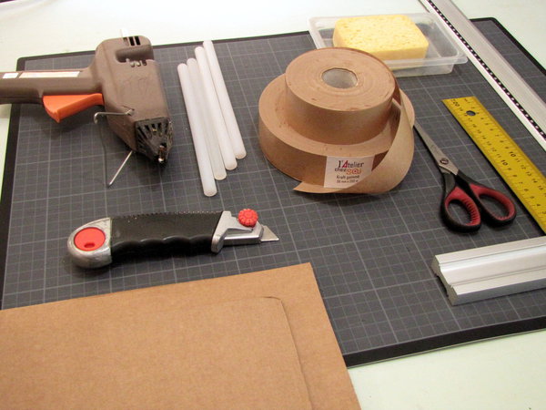 Fournitures nécessaires pour fabriquer un support de tablette numérique en carton.