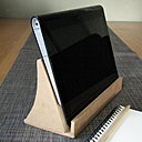 Résultat : un support de tablette numérique en carton bien pratique.