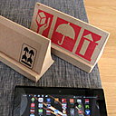 Résultat : personnalisez votre support de tablette numérique en carton avec des stickers.