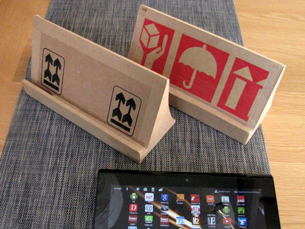 Résultat : personnalisez votre support de tablette numérique en carton avec des stickers.