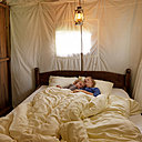 La chambre parentale est spacieuse, confortable et lumineuse. De quoi passer un séjour des plus agréables à la ferme.