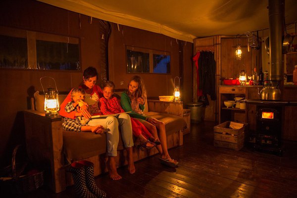 La nuit est le moment idéal pour se retrouver en famille et lire des histoires à la lumière des lampes à huile.