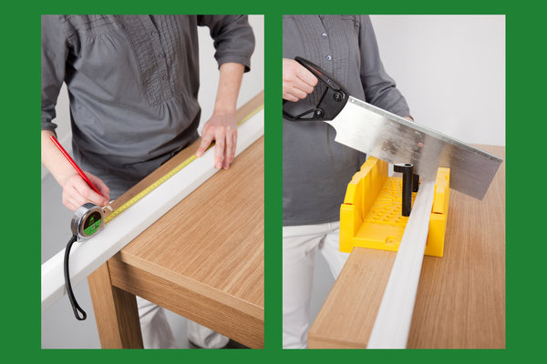 Etape 6 : Pour les raccords en milieu de longueur de pièce, mesurez la longueur nécessaire et reportez la mesure sur une nouvelle moulure. Puis, réalisez une coupe droite (à 90°).