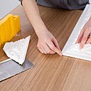 Etape 7 : Si vous utilisez des moulures à motifs, réalisez les deux coupes d’angle dans la même moulure. Ensuite, positionnez les deux morceaux sur une table, afin de vérifier le raccord des motifs. Si besoin, réajustez la coupe jusqu’à obtenir un raccord parfait.