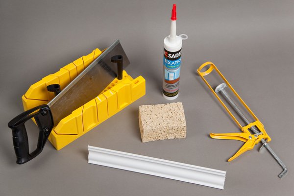 La pose de moulures décoratives ne nécessite que peu d’outils. Ils sont tous disponibles dans n’importe quelle grande surface de bricolage.