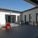 Les larges baies vitrées décuplent l’espace et permettent une ouverture maximale sur le patio.