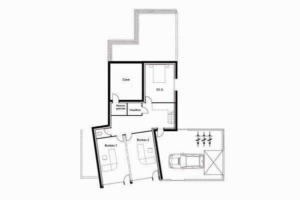 Plan du rez-de-jardin : le premier niveau accueille les bureaux de l’architecte, un garage, un espace pour la chaufferie et une chambre d’amis.