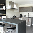 La cuisine lumineuse s’ouvre sur la terrasse sud. Elle a été réalisée sur mesure par un ébéniste spécialisé dans les ouvrages de marine.