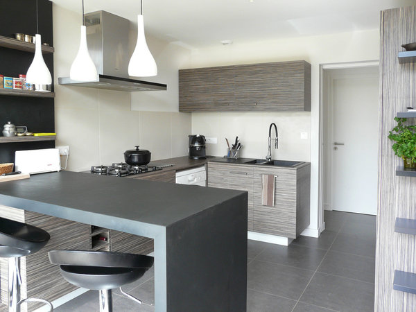 La cuisine lumineuse s’ouvre sur la terrasse sud. Elle a été réalisée sur mesure par un ébéniste spécialisé dans les ouvrages de marine.