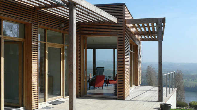 La terrasse orientée au sud est presque entièrement vitrée, pour bénéficier au maximum de l’énergie du soleil.