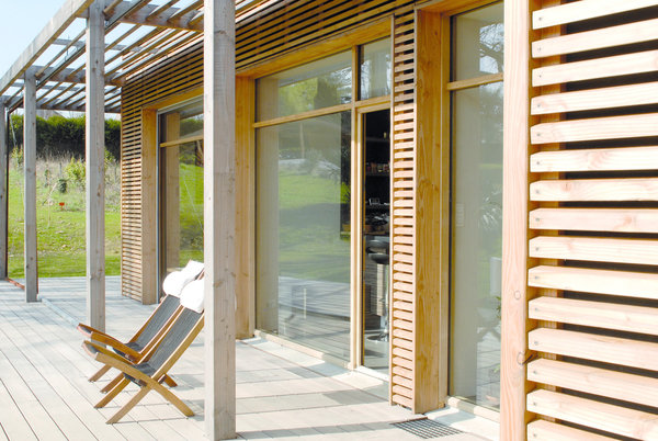 Le brise soleil est dimensionné pour que les rayons ne touchent pas les vitrages en été, et éviter ainsi la surchauffe.