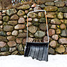 Déneiger avec les outils Fiskars SnowXpert