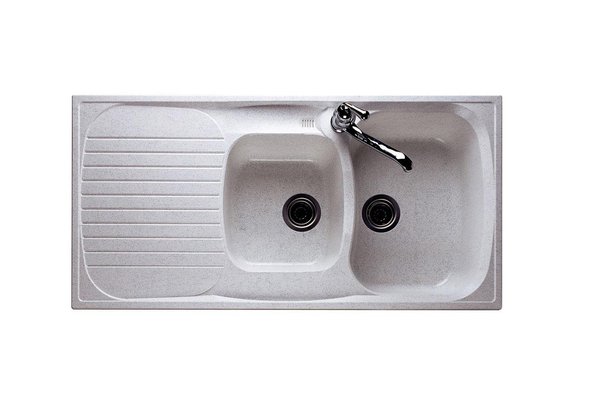 Évier en résine beige à encastrer, Jack, 84 euros, modèle 2 bacs avec égouttoir.