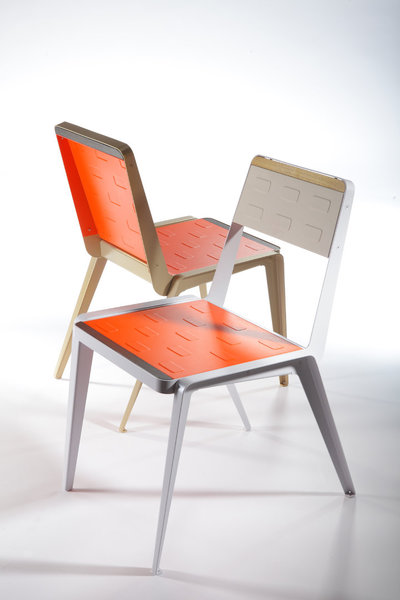 Résolument contemporaine, la chaise Alcéa se décline en deux versions, épurée et aérienne pour l'une, élégante et raffinée pour l'autre.