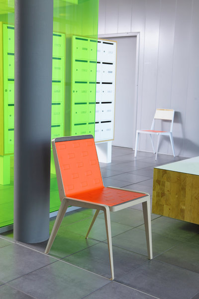 Chaise en acier, emblématique du savoir-faire de la Tôlerie Forézienne, la robuste chaise Alcéa se décline en versions monochrome ou bicolore, mais toujours avec un insert de bois.