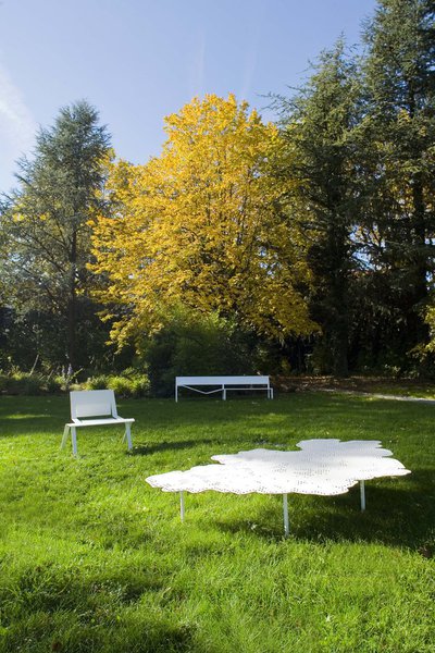 A mi-chemin entre une table basse et un banc, Déjeuner Sur l'Ombre, imaginé à partir de l'ombre projetée d'un arbre, invite à s'asseoir, partager un repas léger ou un apéritif...
