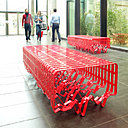 Contradiction et opposition du traitement de l’acier qui ondule au sol et s’assagit en partie supérieure pour laisser place à une assise confortable dans un univers urbain ou tertiaire. Banc Interférences