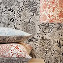 Papier peint floral, abat jour et coussins, tout est réalisable.