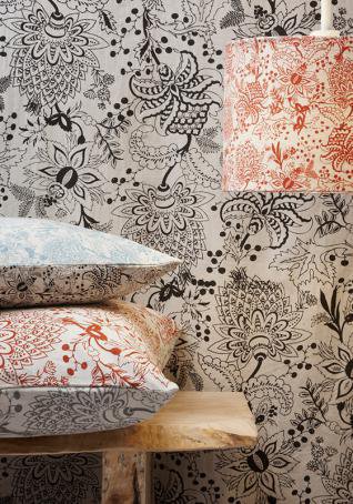 Papier peint floral, abat jour et coussins, tout est réalisable.