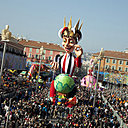 Le fou du Roi trône sur la place Masséna.