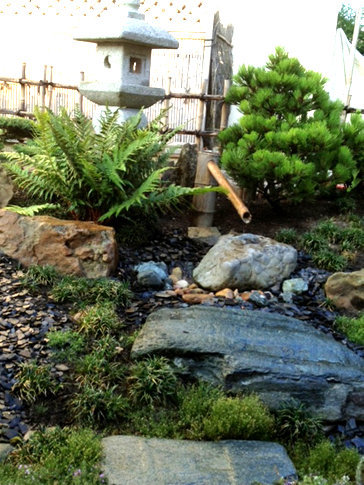 La fontaine à ablution appelée tsukubaï, sert à préparer l'esprit du visiteur à la cérémonie de thé. Elle appelle au calme, à l'harmonie et à la paix de l'esprit.