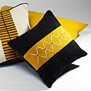 Chaleureux. Ce beau travail de couleur et de broderie sur ces coussins rehausse le drap de laine traditionnel de cette filature savoyarde bicentenaire, coussins « Charlotte » à partir de 99 €, Arpin.