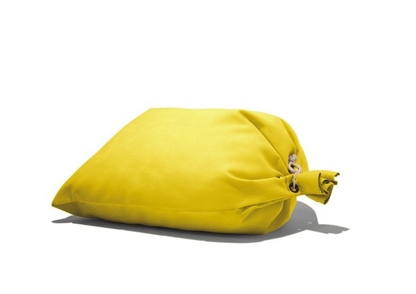 Sac de blé. La forme est détournée de son usage pour en faire un pouf recouvert de tissu (Elitis) à effet nubuck, « Meunier tu dors », 290 €, chez Wa.de.be.